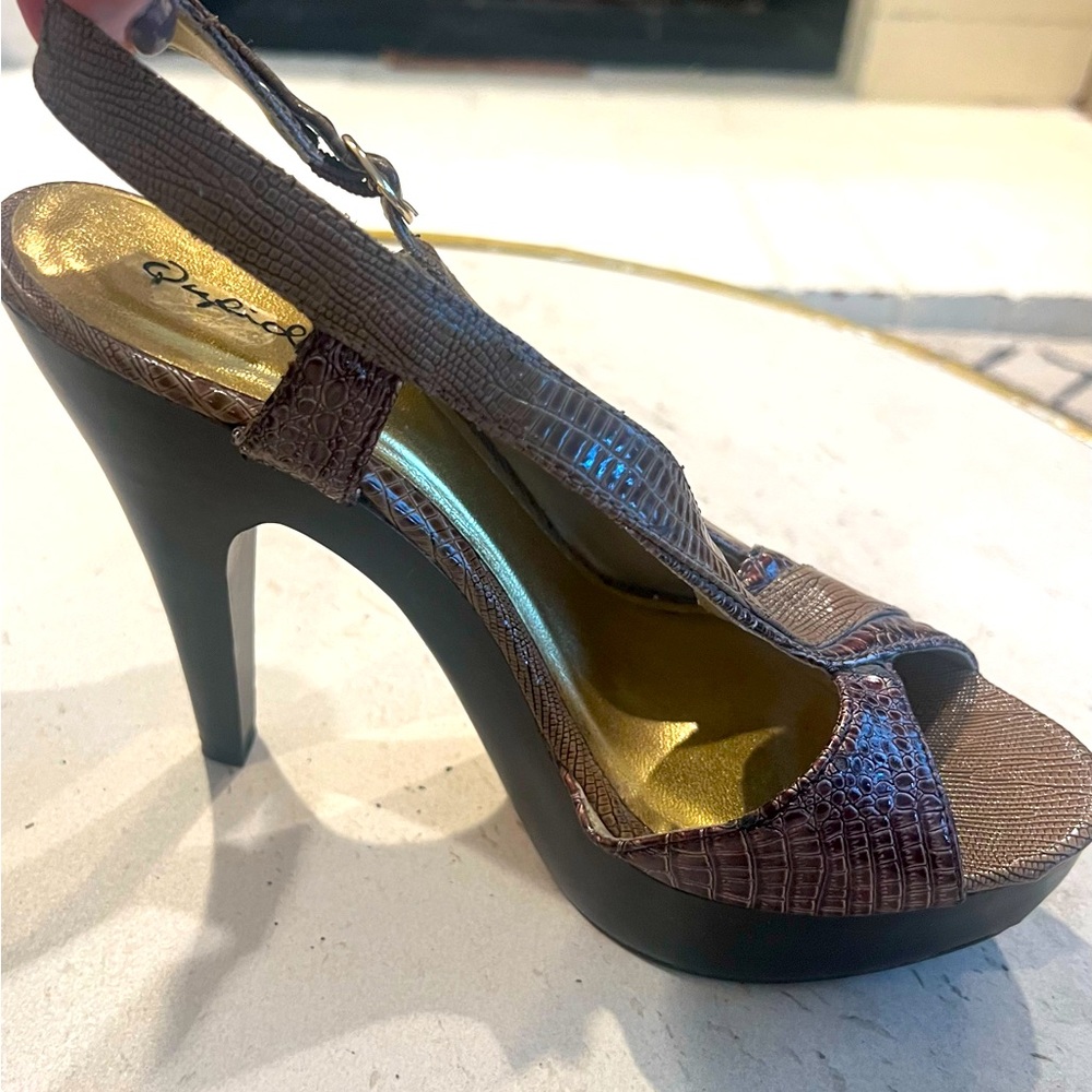 Quips Two tone color platform heel, snake skin print.